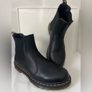 Dr Martens 2976 WOMEN'S SMOOTH LEATHER CHELSEA BOOTS